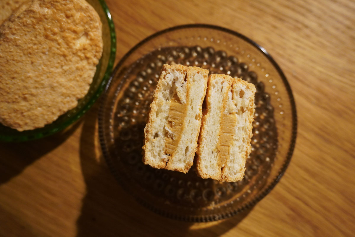 中には糖蜜風味のバタークリームがたっぷり