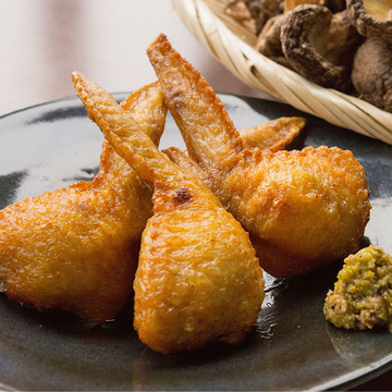 鶏手羽の中に餃子の肉汁と乾椎茸の出汁のハーモニーが広がります