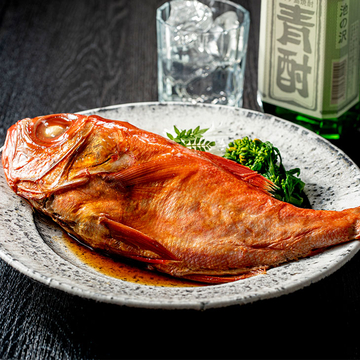 伊豆産 脂ののった新鮮な金目鯛を甘辛い味わいの煮付けに