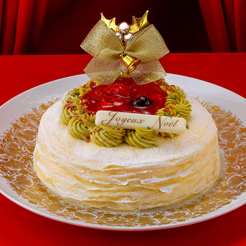 カサネオのミルクレープ 通販 クリスマス仕様 ピスタチオクリーム いちごソースのデコレーション