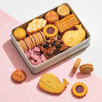 苺のクッキー缶　～くじらの夏休み～