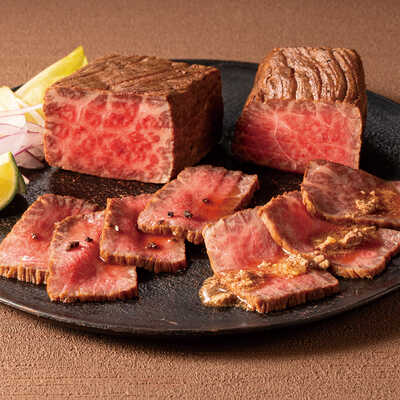 フォアグラ入りソースとトリュフ入りソースの黒毛和牛ローストビーフ