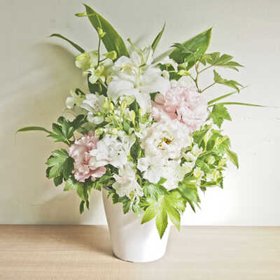 フラワーアレンジメントお供え　すこし色入り生花