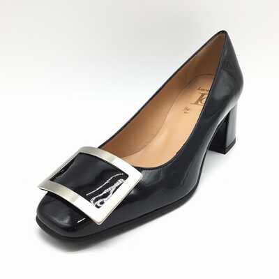 バックル付きパンプス